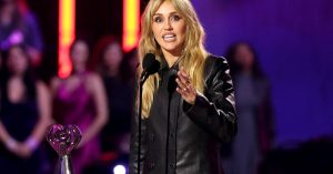 Miley Cyrus Comeback: Tampil Ikonik Ala Hannah Montana