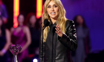 Miley Cyrus Comeback: Tampil Ikonik Ala Hannah Montana