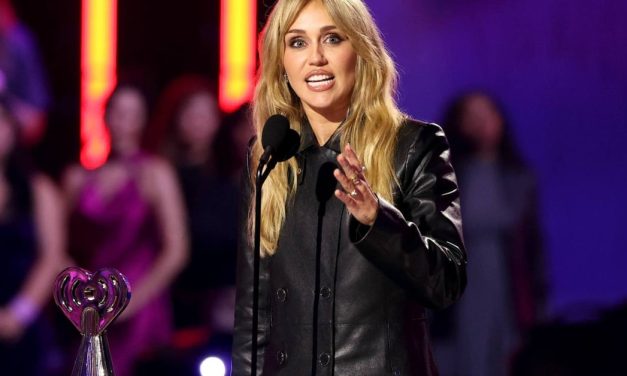 Miley Cyrus Comeback: Tampil Ikonik Ala Hannah Montana