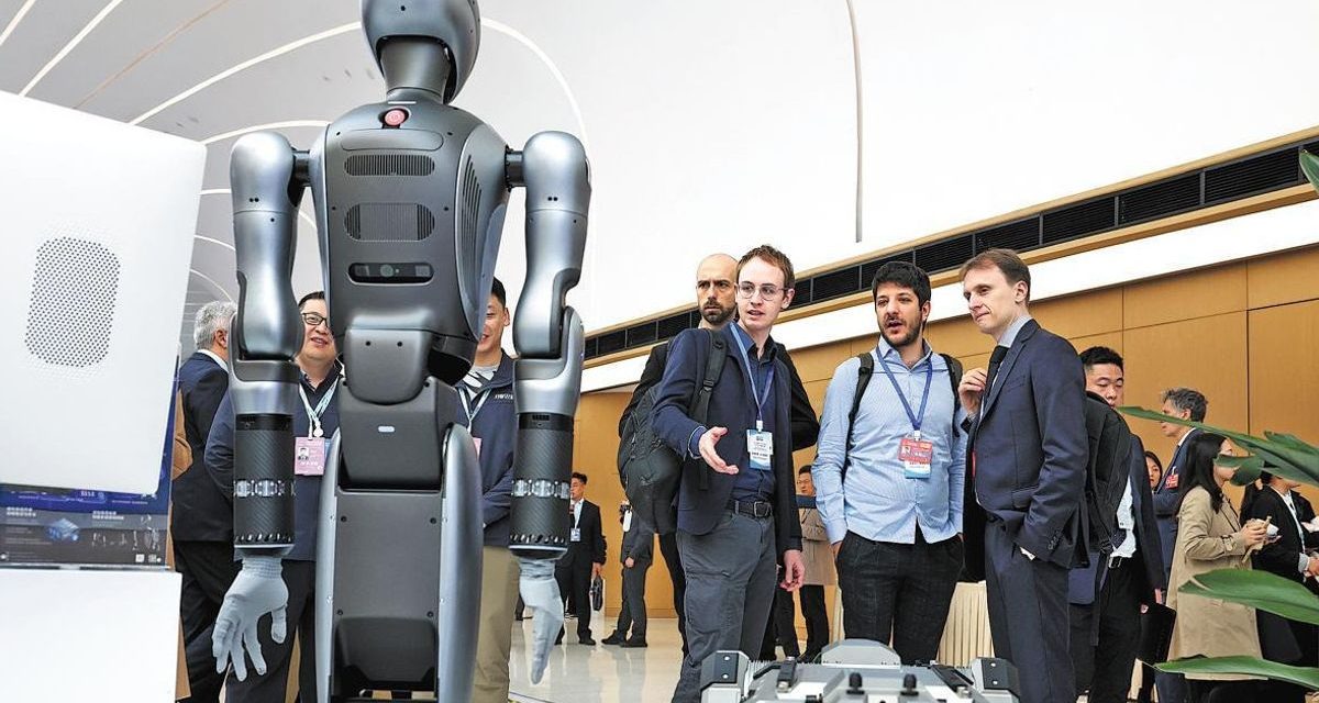 China Luncurkan Robot Humanoid AI Bantu Pekerjaan Rumah
