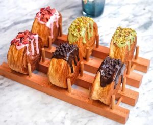 Cromboloni Varian Matcha Red Bean Habis Dalam 1 Jam