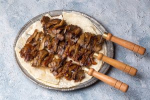 Eksplorasi Cağ Kebabı: Lezatnya Sate Domba Berputar Khas Turki