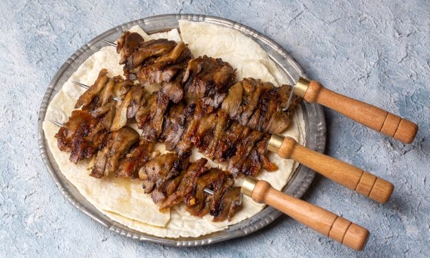 Eksplorasi Cağ Kebabı: Lezatnya Sate Domba Berputar Khas Turki