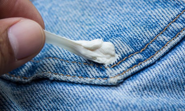 Cara Hilangkan Noda Permen Karet: Manfaatkan Gosokan Es Batu