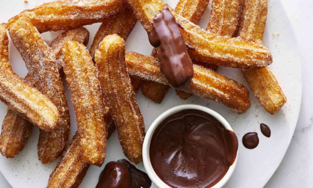 Churros Spanyol: Pastri Goreng Yang Dicelupkan Ke Cokelat Leleh