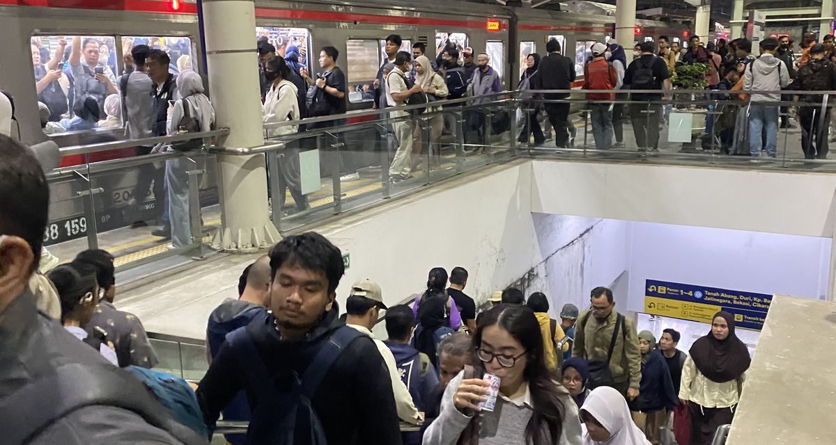 Tawuran Dekat Rel Mengganggu Perjalanan KRL Jakarta–Bogor