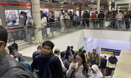 Tawuran Dekat Rel Mengganggu Perjalanan KRL Jakarta–Bogor