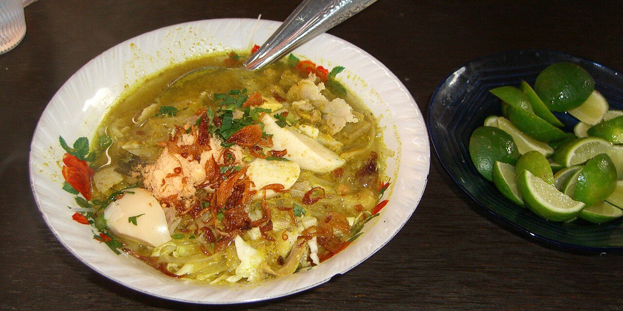 Soto Ayam Ambengan Surabaya: Kuah Kuning Dan Koya Udang