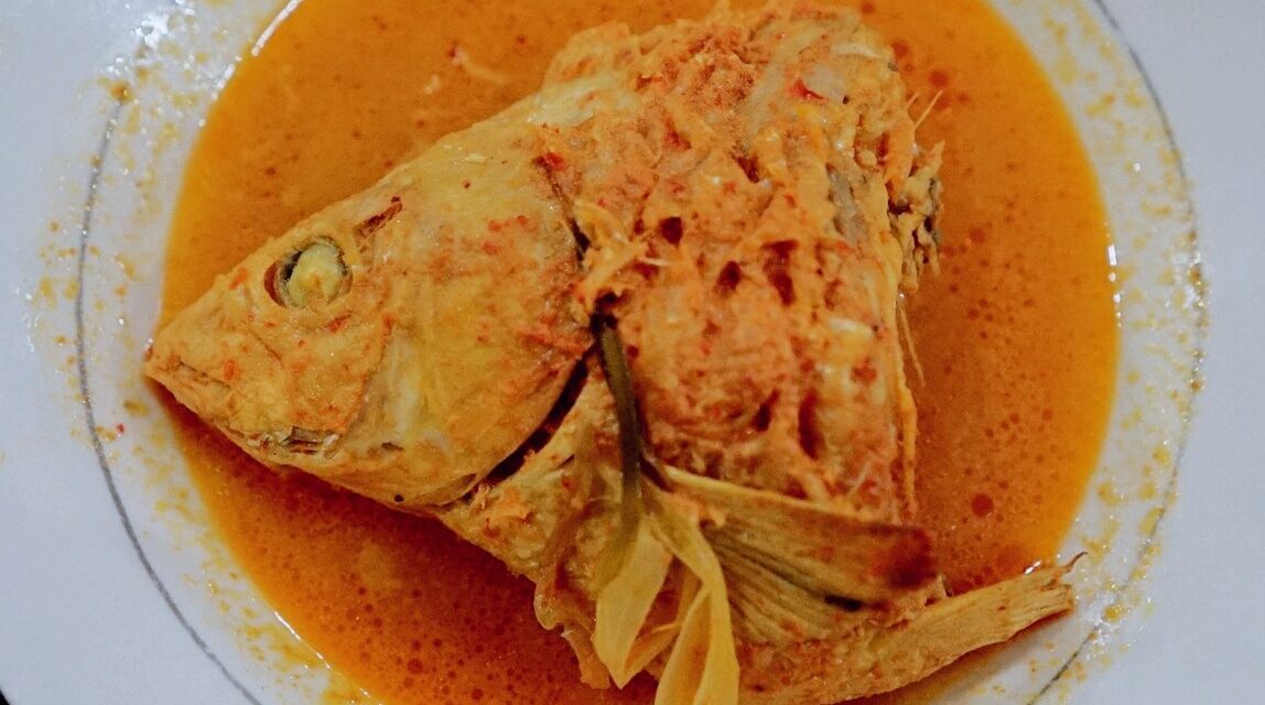 Gulai Kepala Ikan Mas Mandailing: Beraroma Daun Bangbang