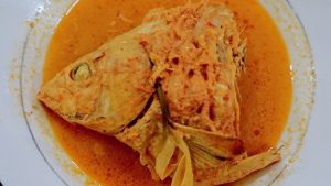 Gulai Kepala Ikan Mas Mandailing: Beraroma Daun Bangbang