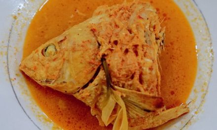 Gulai Kepala Ikan Mas Mandailing: Beraroma Daun Bangbang