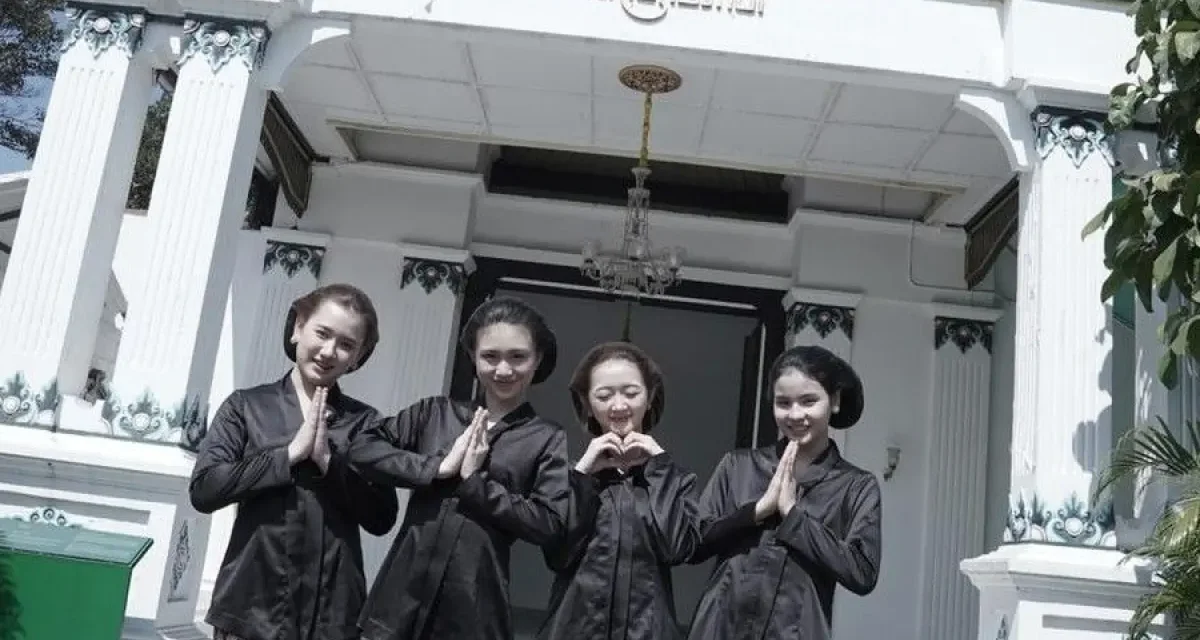 JKT48 Berkunjung Ke Keraton Jogja Dan Belajar Jadi Abdi Dalem