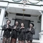 JKT48 Berkunjung Ke Keraton Jogja Dan Belajar Jadi Abdi Dalem