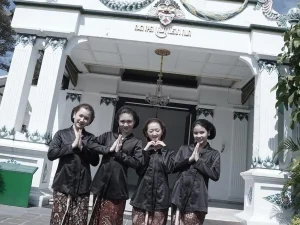JKT48 Berkunjung Ke Keraton Jogja Dan Belajar Jadi Abdi Dalem