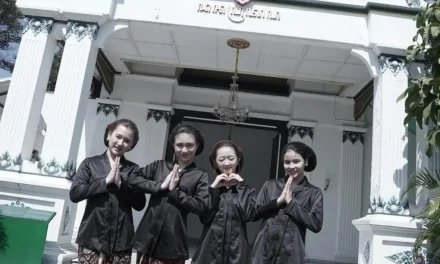 JKT48 Berkunjung Ke Keraton Jogja Dan Belajar Jadi Abdi Dalem