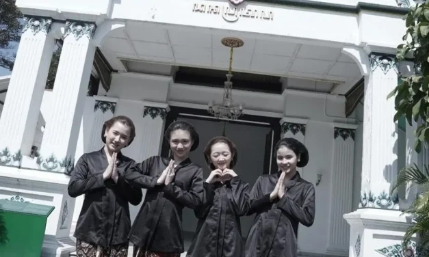 JKT48 Berkunjung Ke Keraton Jogja Dan Belajar Jadi Abdi Dalem
