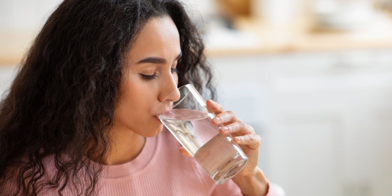 Mindful Hydration: Atur Jadwal Minum Air Putih Di Jam Kerja