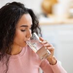 Mindful Hydration: Atur Jadwal Minum Air Putih Di Jam Kerja