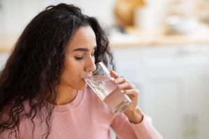 Mindful Hydration: Atur Jadwal Minum Air Putih Di Jam Kerja