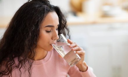 Mindful Hydration: Atur Jadwal Minum Air Putih Di Jam Kerja