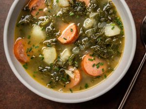 Caldo Verde Portugal Perpaduan Sup Kentang Dan Kale Hijau