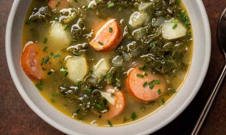Caldo Verde Portugal Perpaduan Sup Kentang Dan Kale Hijau